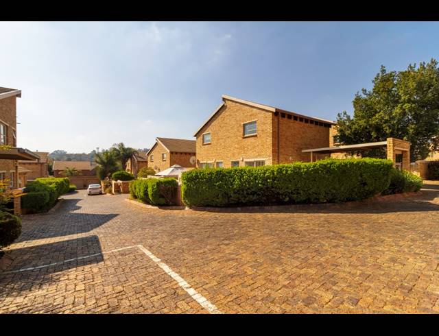 3 BEDROOM TOWNHOUSE FOR SALE IN WILGEHEUWEL